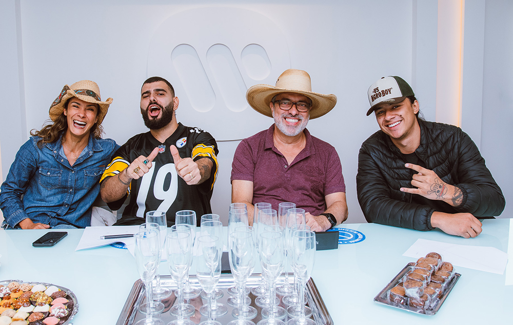 A ROÇA VENCEU: US AGROBOY ASSINA CONTRATO COM A GRAVADORA WARNER MUSIC