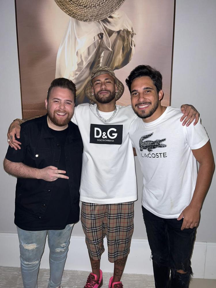 Dupla lança canção com imagens de Neymar Jr às vésperas da Copa 