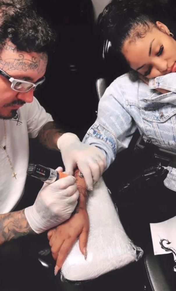 Cantora jamaicana Shanseea é tatuada pelas mãos de Rogério Araújo