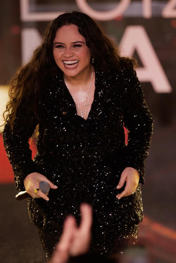 Luiza Martins apresenta primeira faixa da fase solo