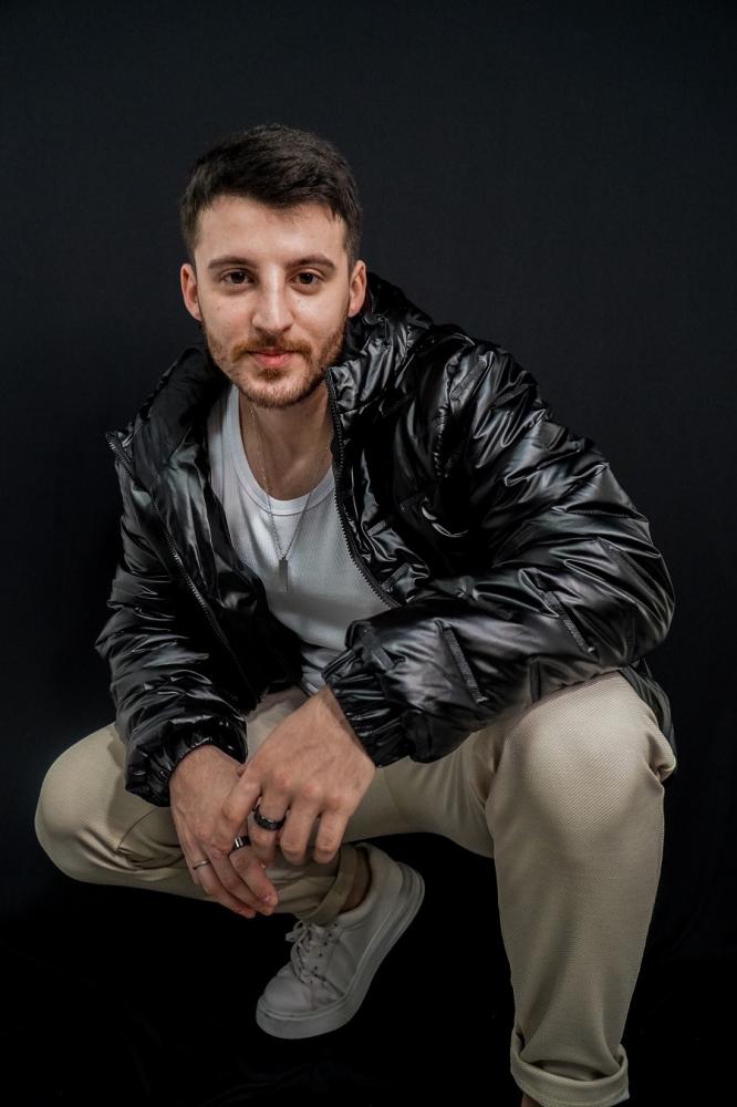 Com participação de Lucas Lucco, Gabriel Smaniotto lança Fezinha