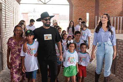 Raí Saia Rodada contracena com a mãe no clipe inédito 