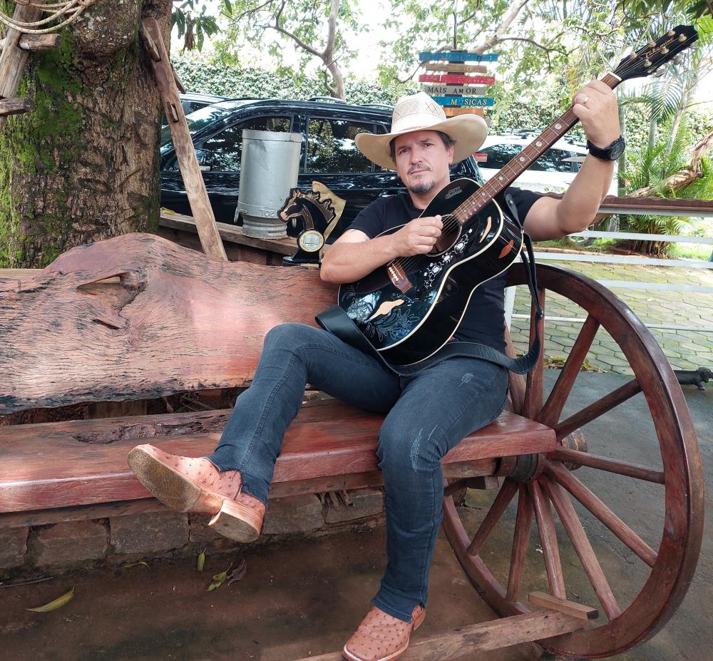 “Mesa de bar” é o mais novo sucesso do repertório do cantor Gutto Barbosa