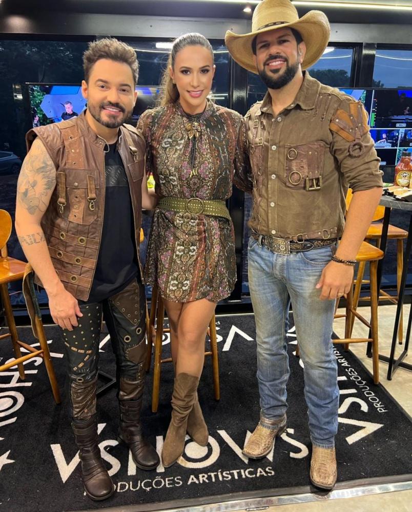 Fernando e Sorocaba gravam DVD Isso É Churrasco On Fire e levam a moda sustentável para o palco com criações exclusivas da fashion stylist Roze Motta