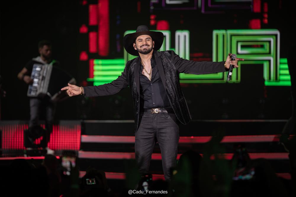 Loubet grava DVD em comemoração aos 10 anos de carreira e recebe 5 mil pessoa