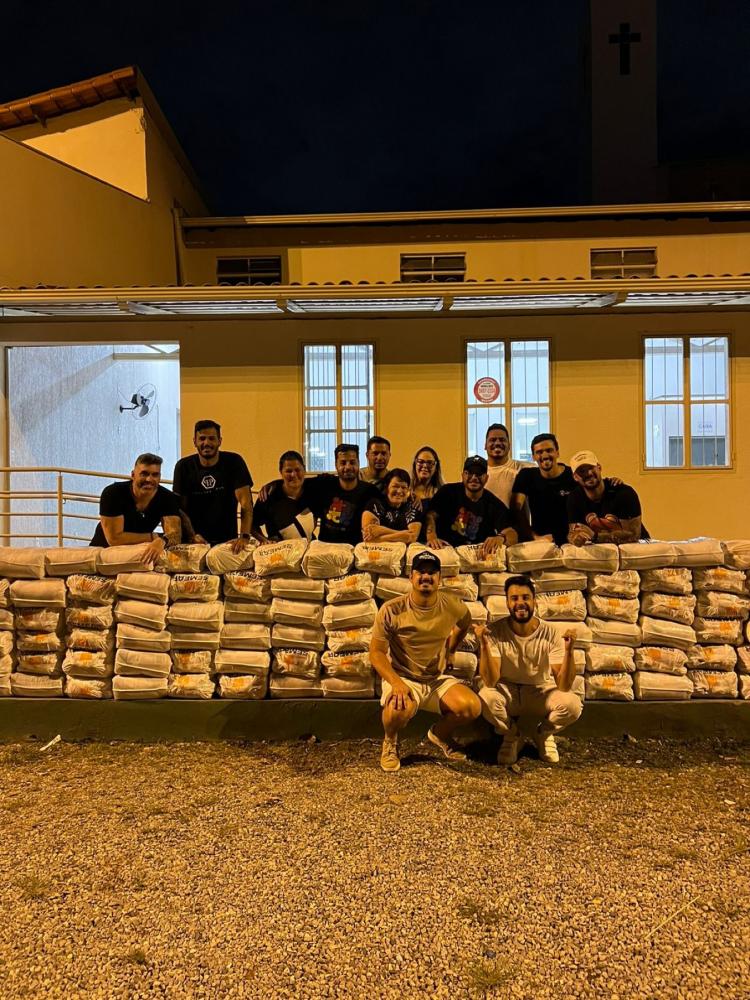 Clayton & Romário doam mais de 2 toneladas de alimentos para comunidade de Belo Horizonte 