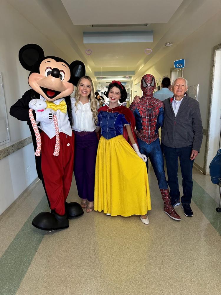 Thaeme visita ala pediátrica do Hospital do Câncer de Londrina