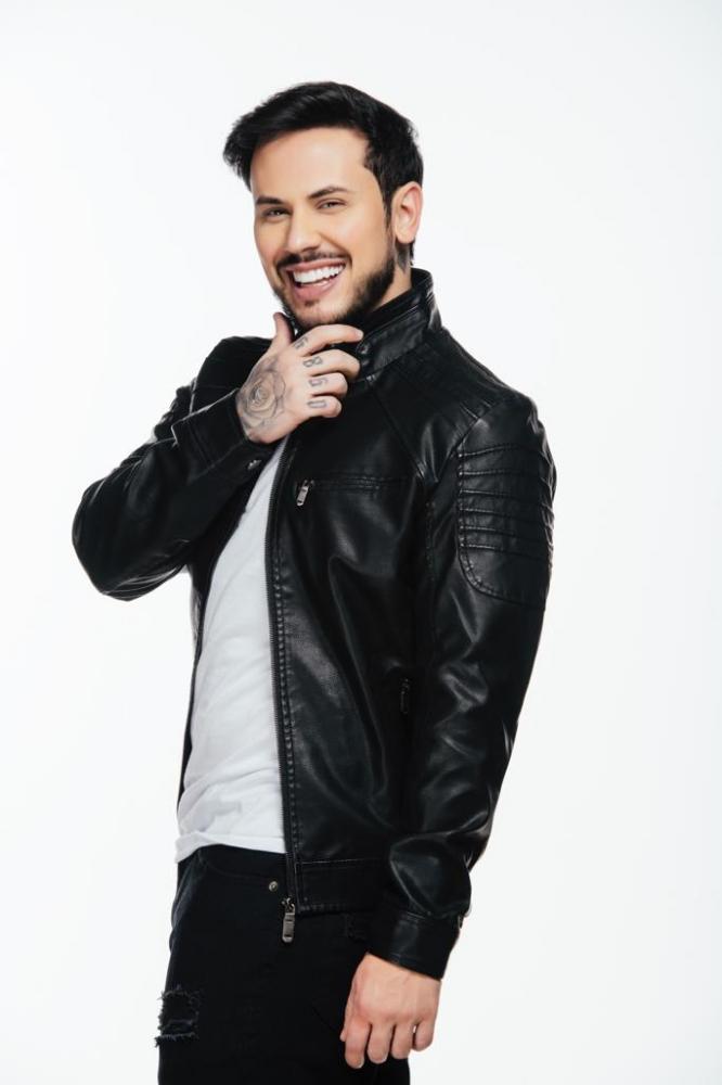 Cantor Alvaro Nobre apresenta o single 