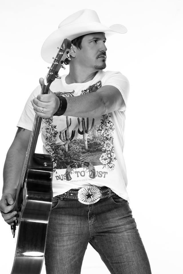  O CANTOR GUTTO BARBOSA COMEMORA 25 ANOS DE CARREIRA E TAMBÉM SEU ANIVERSÁRIO COM GRAVAÇÃO DE CLIPE
