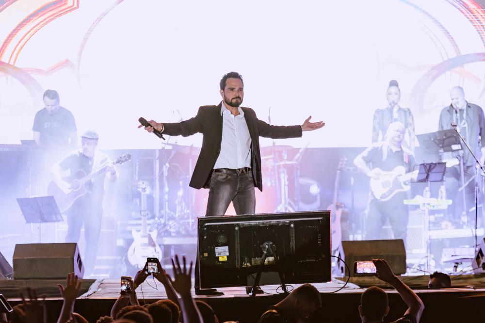 Luciano Camargo reúne 25 mil pessoas em sua estreia com show gospel