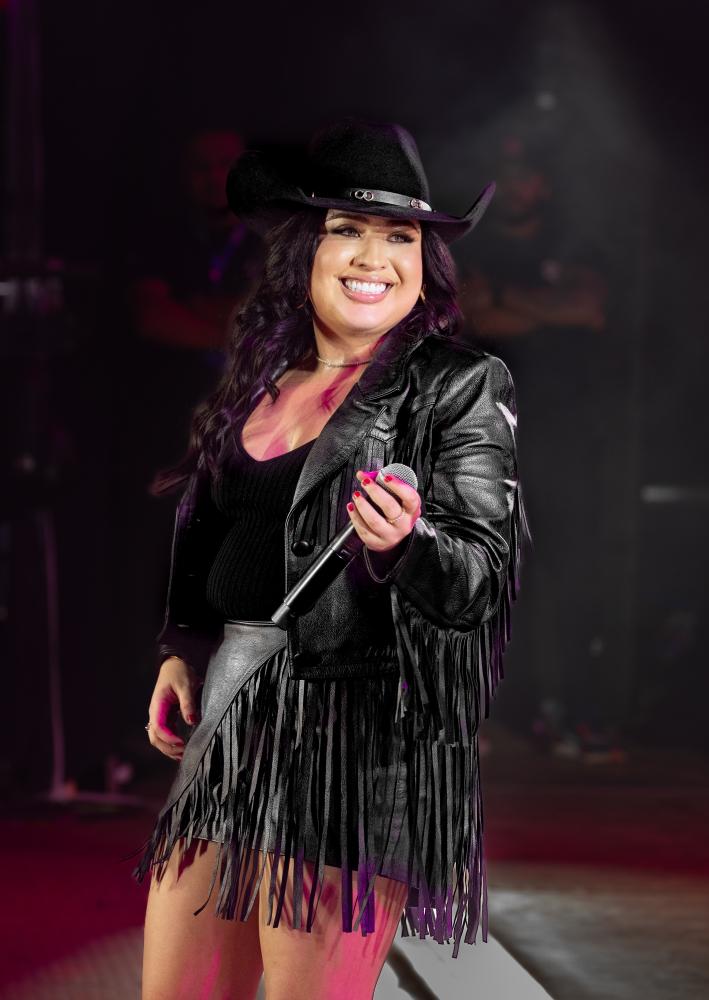 Mari Fernandez realiza o sonho de cantar em Barretos com evento lotado 