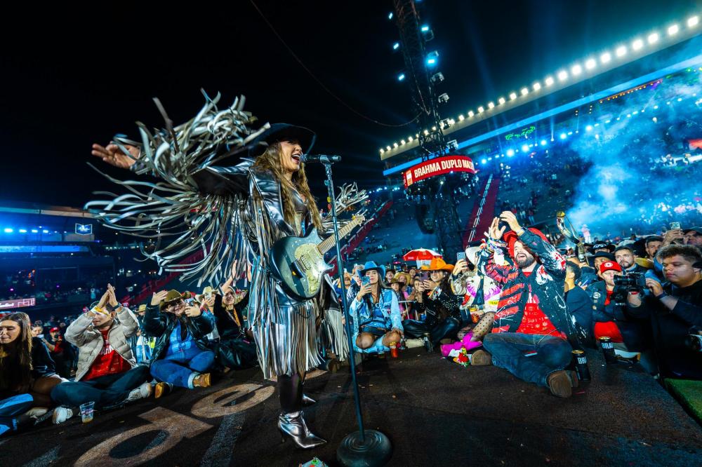 Lauana Prado surpreende em Barretos e distribuiu Costelada ao público durante show