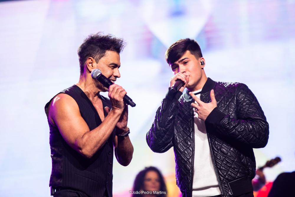 Hugo Alvarez canta com Zezé di Camargo no Vibra São Paulo