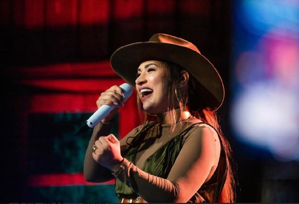 Após sucesso de Cintilante, Simone Mendes anuncia gravação de novo DVD