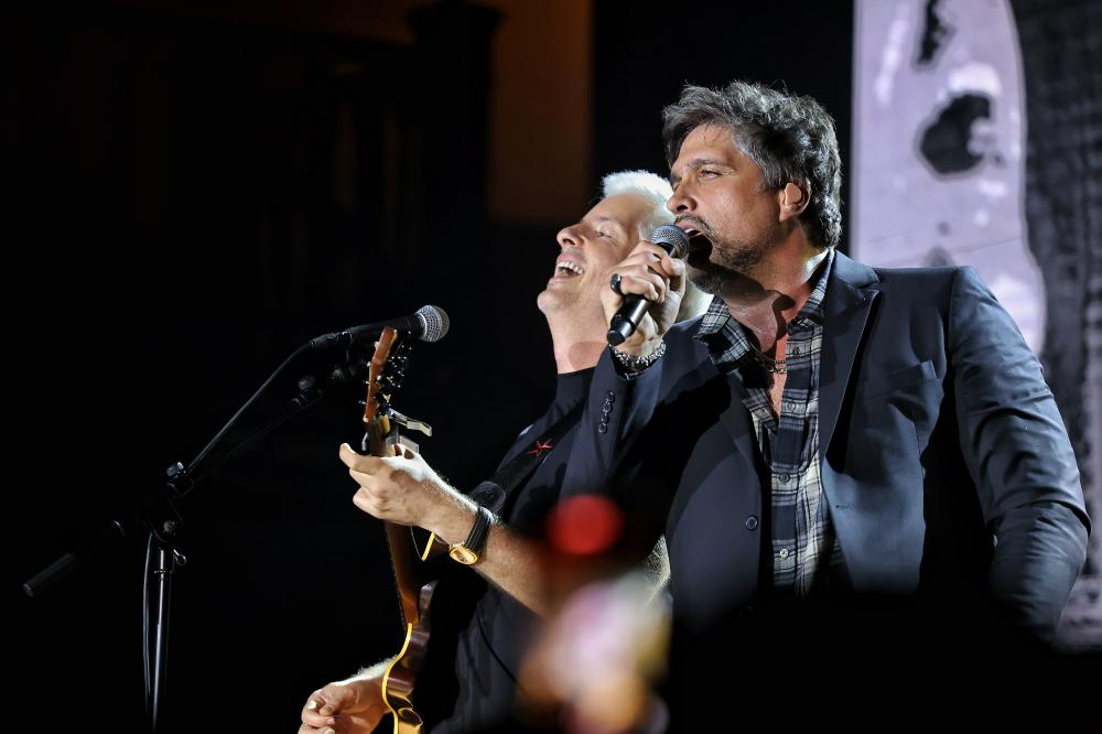 Victor & Leo emocionam público paulistano em apresentação surpresa