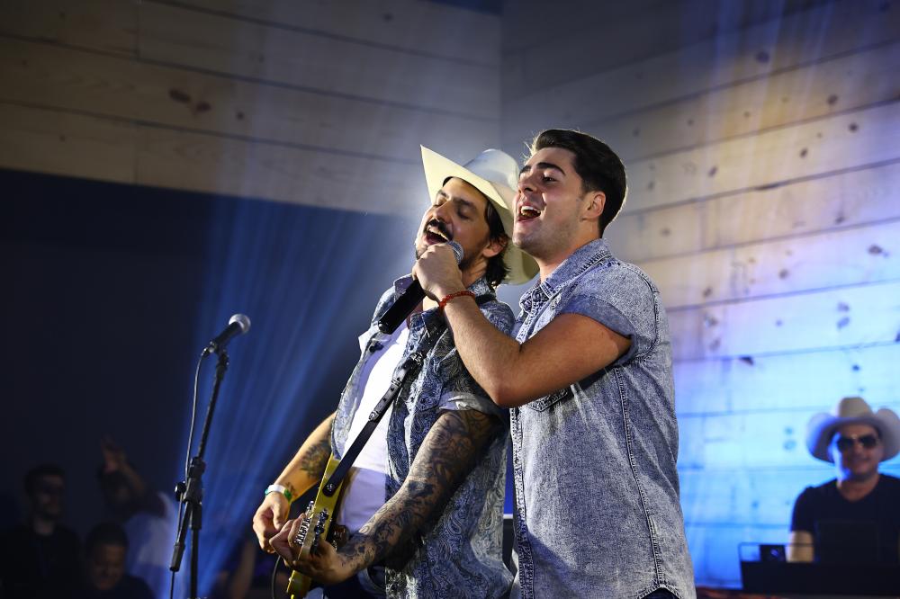Filhos de Chitãozinho, Enrico e Allison Lima cantaram juntos