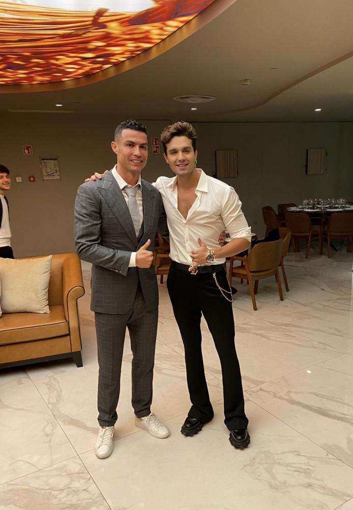 Luan Santana celebra encontro com Cristiano Ronaldo em Portugal, música mais tocada e se prepara para estrear agenda de shows de 2024 no Brasil