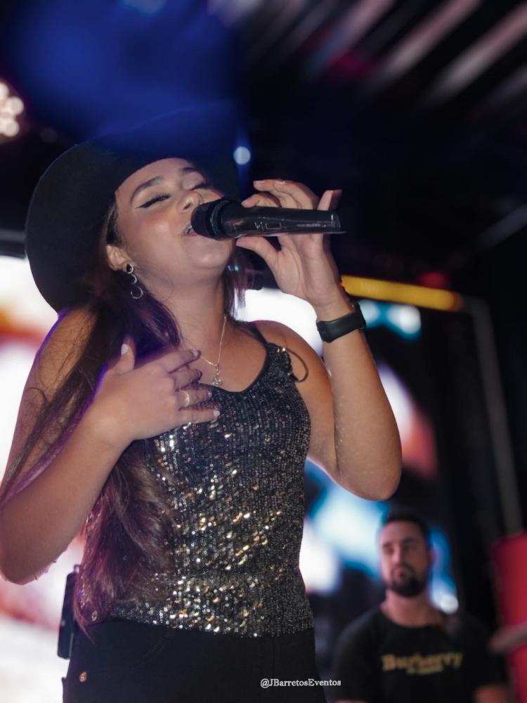 Julia de Paula encerra o ano com show inesquecível na Arena Mini Food em Salto, SP