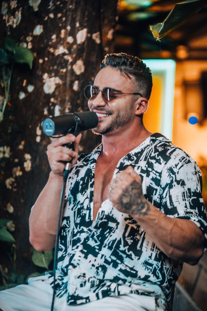 Alex Stella homenageia esposa em projeto acústico