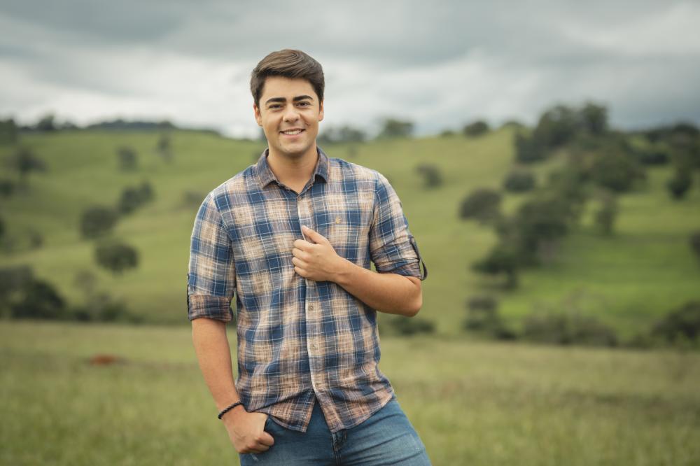Filho de Chitãozinho, Enrico, lança clipe romântico e intimista para faixa 