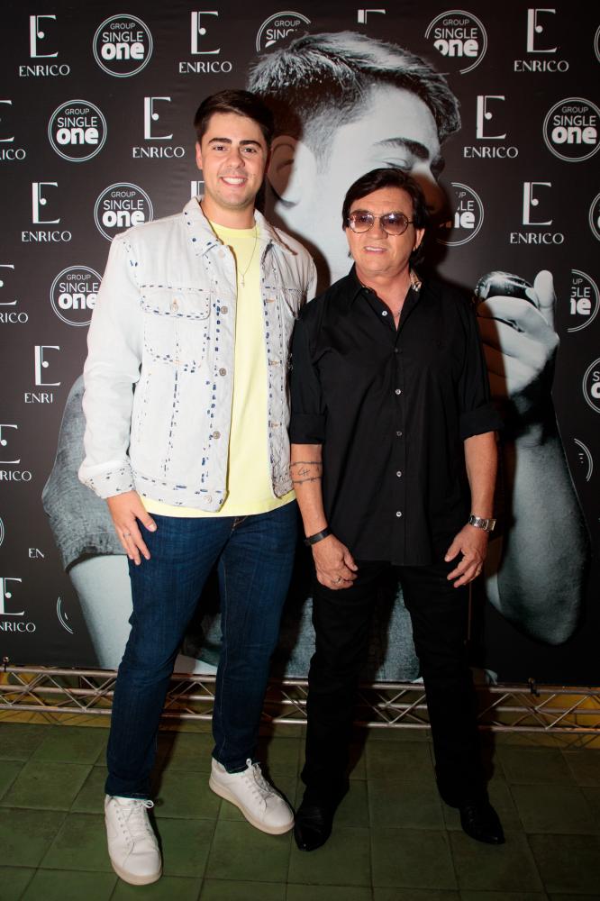 Chitãozinho canta com o filho Enrico em seu primeiro show da carreira