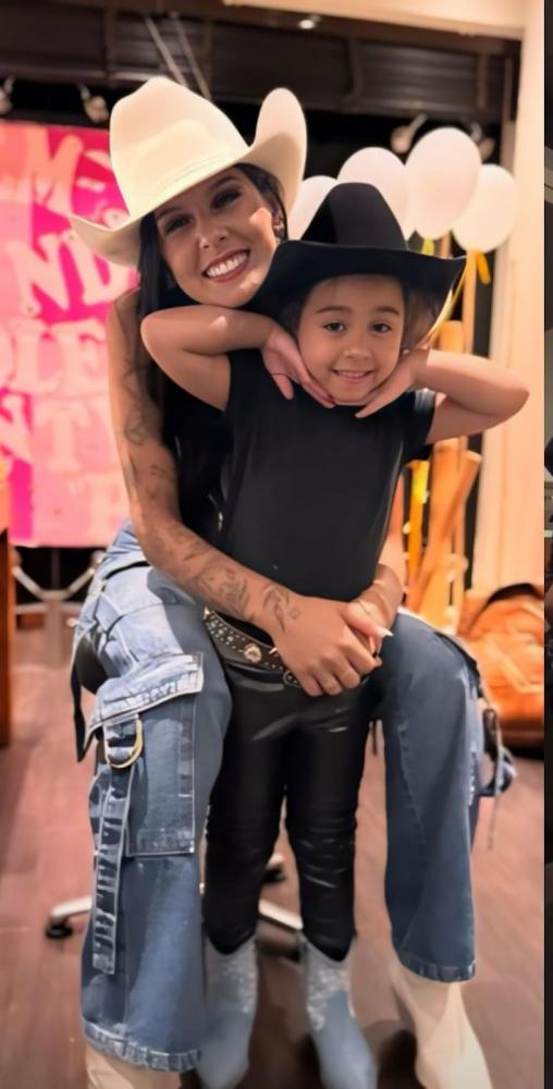 Bella Cypri canta o sucesso 