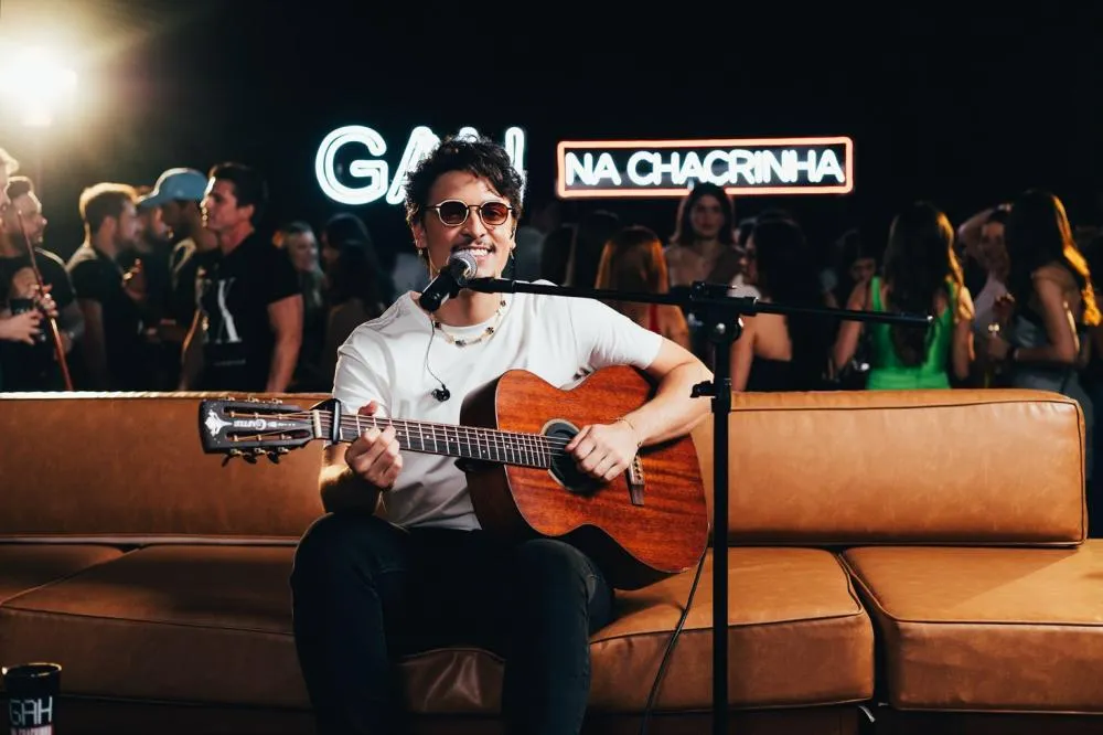 Gah na Chacrinha": Sertanejo grava projeto com pot-pourris de grandes sucessos