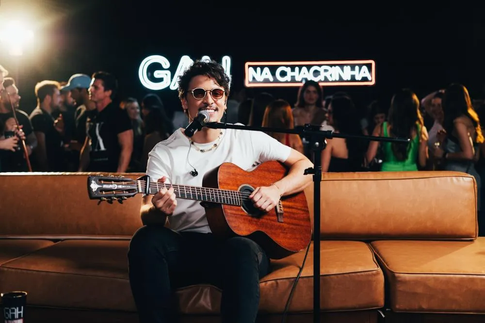ah Bernardes lança mais um pot-pourri: "Coleção de Ex / Se Olha no Espelho / Tanto Faz / Um Beijo"