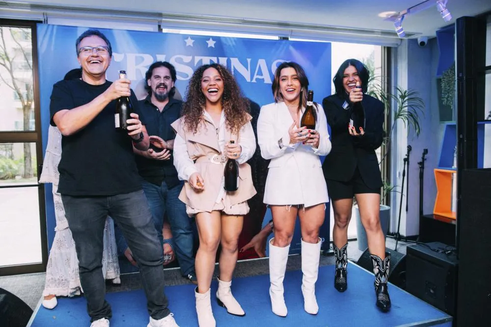 Dupla Cristinas, empresariada por Lauana Prado, assina contrato com a Universal Music e se prepara para lançar seu primeiro projeto audiovisual