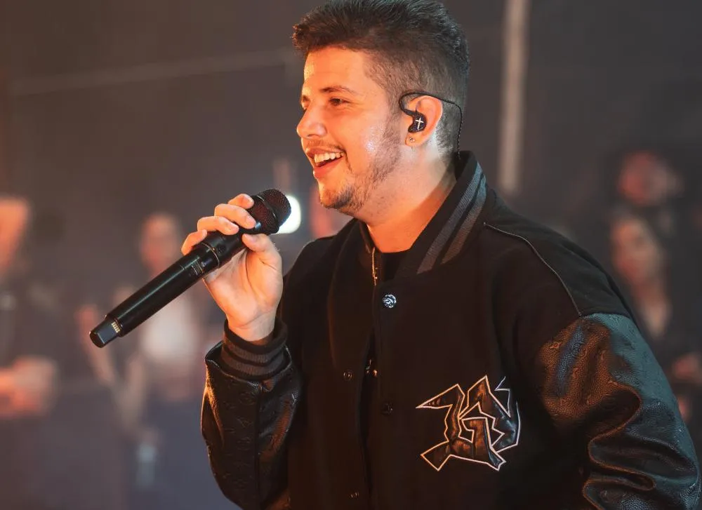 Nadson O Ferinha se apresenta pela primeira vez em sua cidade natal