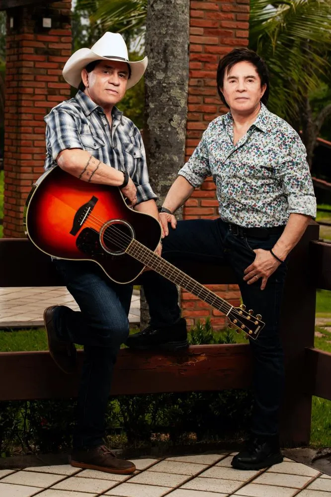 Em 'Chitãozinho & Xororó, uma História de Sucesso', dupla revisita seu acervo de mais de 50 anos de trajetória