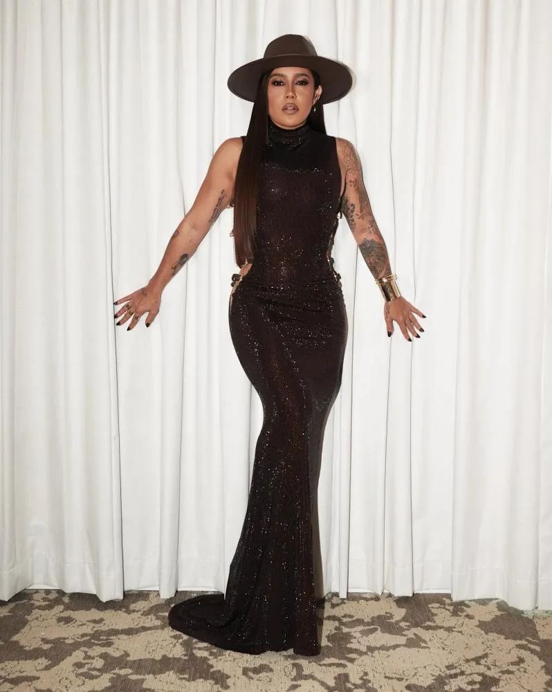 Lauana Prado chega ao Grammy Latino com vestido com mais de 70 mil cristais e fivelas banhadas a ouro