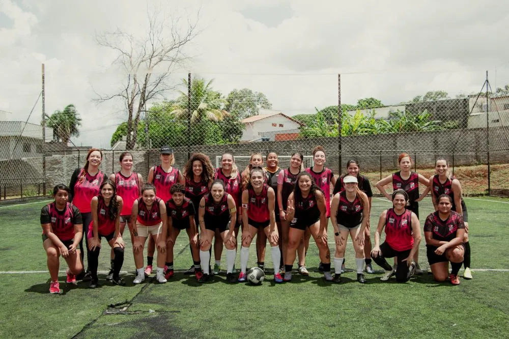 RESENHA DAS BRABAS: Day & Lara unem música e futebol em Goiânia