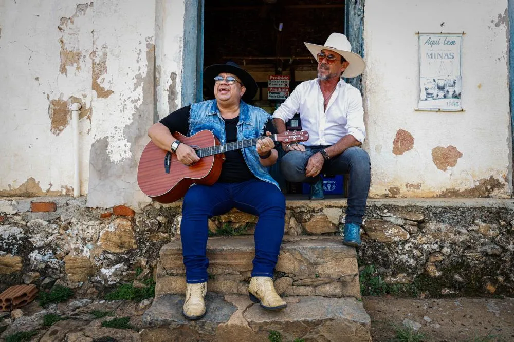 Lucas & Breno lançam clipe da música “Se fingindo de santa”
