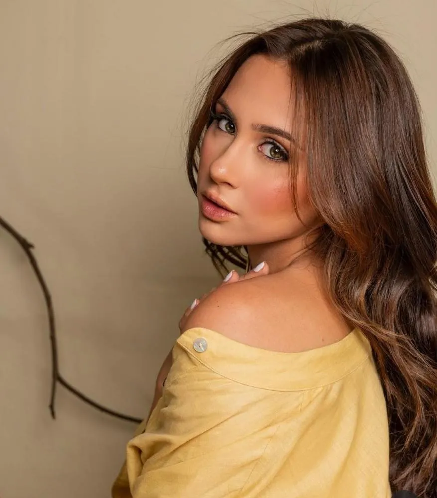 Conheça a Bia Torres, a cantora e compositora goiana que foi do pop ao sertanejo