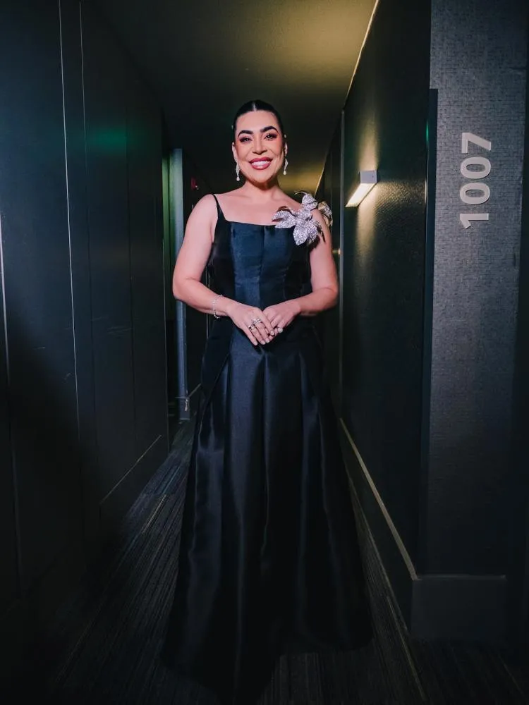 Com um look empoderado, Naiara Azevedo canta em festa de Virgínia 