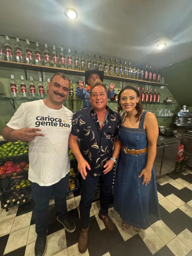 Leonardo surpreende clientes de um bar em São Paulo ao aparecer de surpresa