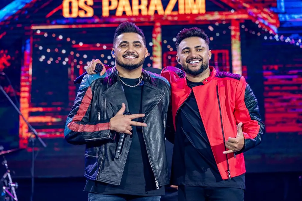 Thiago & Samuel é uma das duplas mais tocadas de 2024 com a música “Chave” e celebram lançamento de DVD