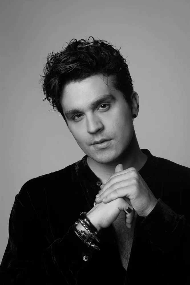 Após férias com a mulher e a filha, Luan Santana exibe ensaio inédito e divulga agenda de shows