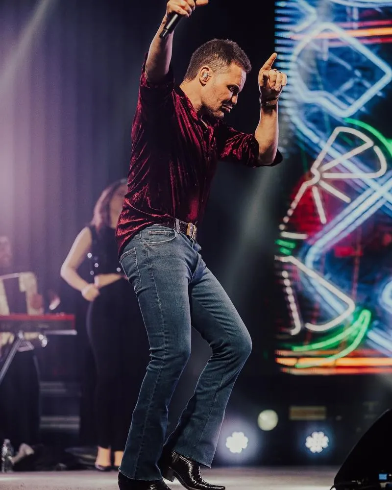 Muita energia: Eduardo Costa canta “La Bamba” em frente ao aeroporto na Bahia