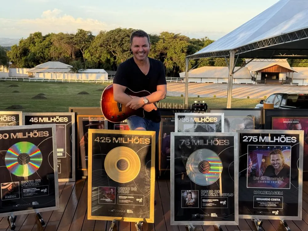 Fenômeno de bilhões: Eduardo Costa é homenageado com 18 placas de plays em álbuns