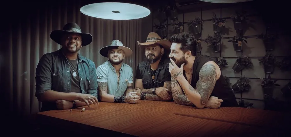 TRAIA VÉIA VOLTA ÀS ORIGENS EM NOVO DVD “TRAIA ACÚSTICO” E PROMETE MAIS UMA VIRADA DE CHAVE NO SERTANEJO