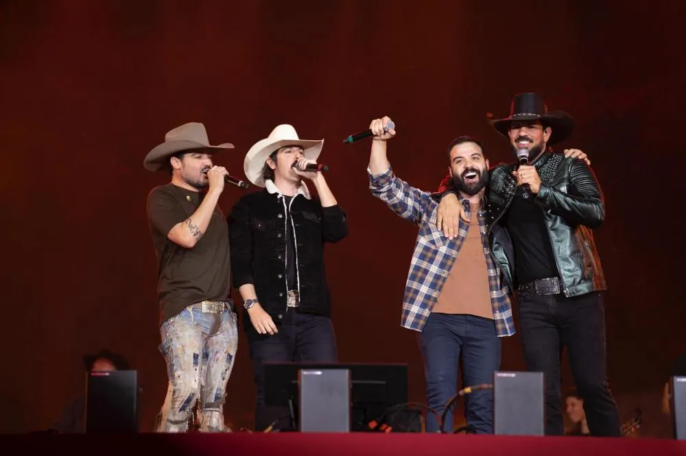 Fiduma & Jeca sobem ao palco com Fernando & Sorocaba e levantam o público no primeiro dia da Festa do Peão de Barretos