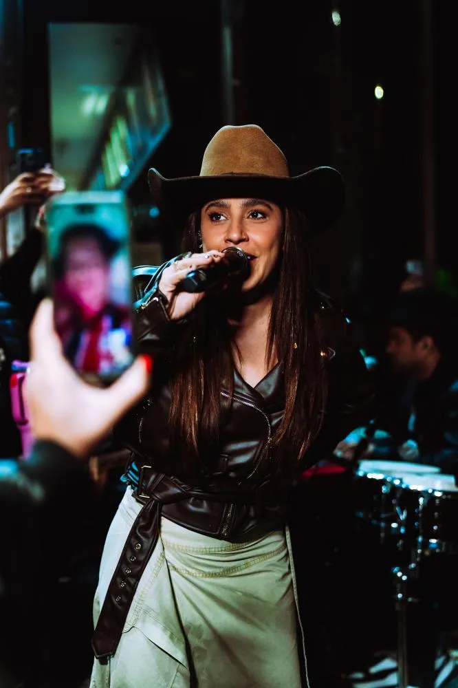 Lauana Prado surpreende os fãs com pocket show na Avenida Paulista