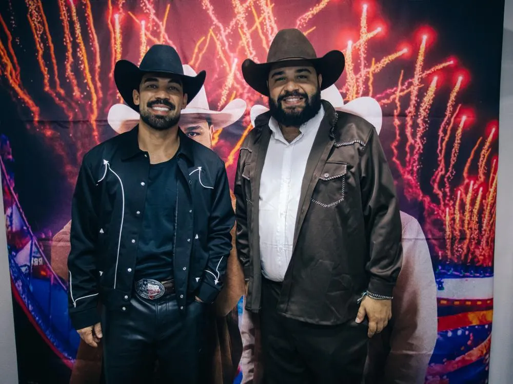 LÉO & RAPHAEL CELEBRAM FASE INTERNACIONAL EM SHOW LOTADO EM SÃO PAULO