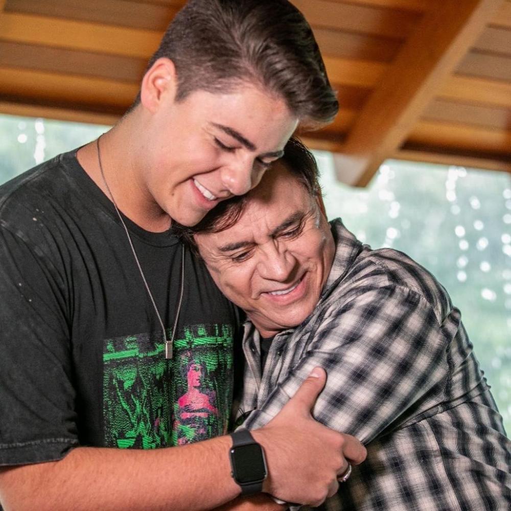 Chitãozinho e o filho Enrico gravam dueto em homenagem ao Dia dos Pais 